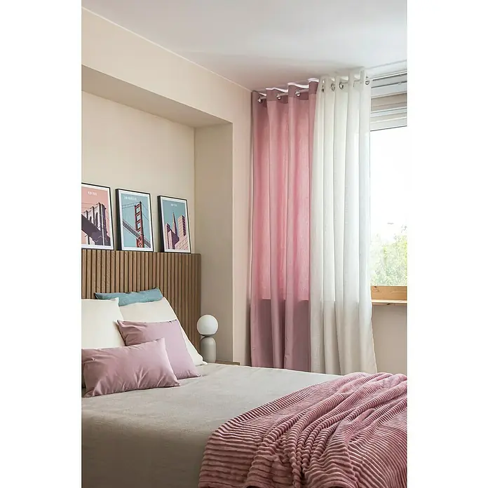 Cuadro San Francisco - An x Al: 30 x 40 cm, 1 pzs. - Un dormitorio con una cama con almohadas rosas y una manta, con cortinas rosas y blancas que adornan la ventana para un ambiente acogedor.