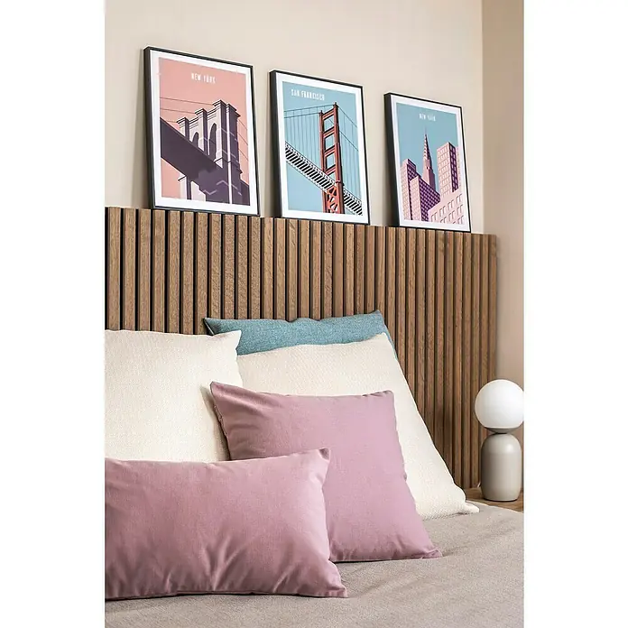Cuadro San Francisco - An x Al: 30 x 40 cm, 1 pzs. - Primer plano de una cama con cojines decorativos y arte de pared, creando un ambiente acogedor y elegante en el dormitorio.
