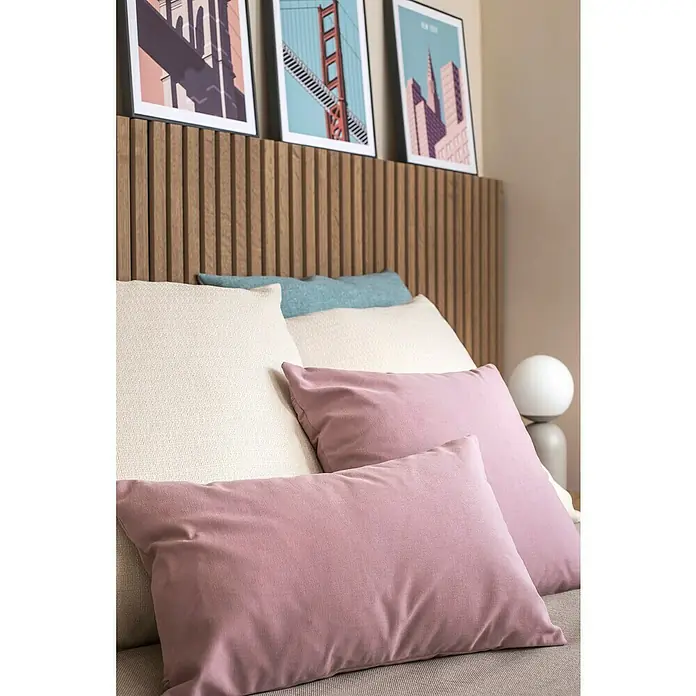 Cuadro San Francisco - An x Al: 30 x 40 cm, 1 pzs. - Primer plano de cojines decorativos en tonos rosa y crema que adornan una elegante cama con cabecero de madera, con obras de arte enmarcadas encima.