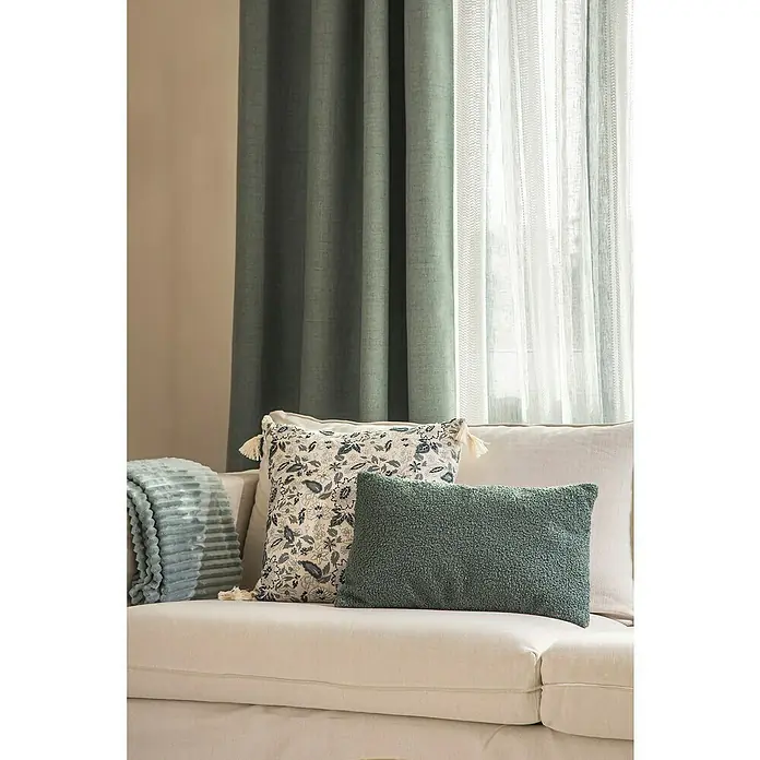 Visillo para ventana Candy estructura - An x Al: 140 x 270 cm, 100% poliéster, Azul/Gris - Elegante interior de sala de estar con un sofá color crema, cojines decorativos y una cortina verde para un ambiente acogedor.