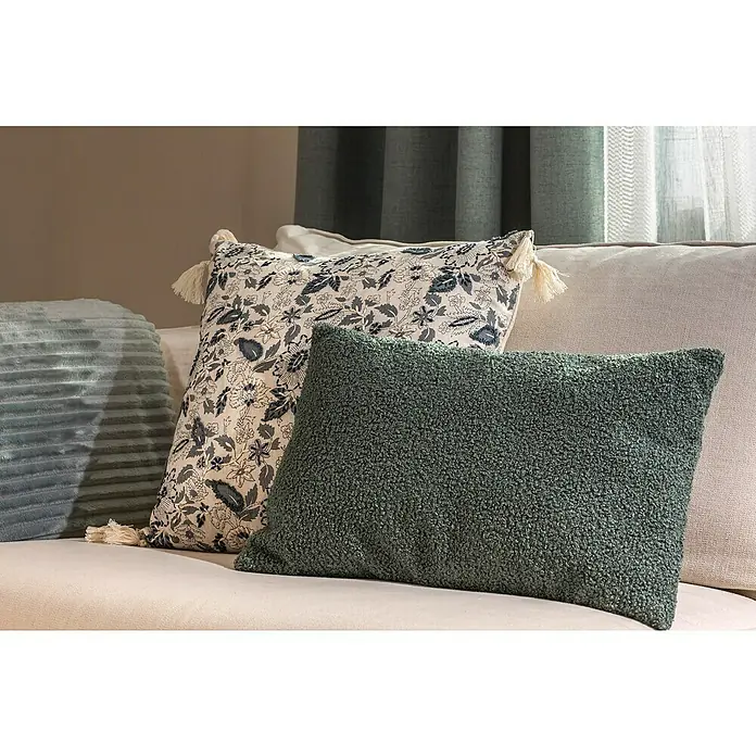 Manta para sofá Alpes - 180 x 200 cm, Poliéster, Verde - Primer plano de cojines decorativos en un sofá, incluyendo uno estampado floral y un cojín de buclé verde, creando un ambiente acogedor.