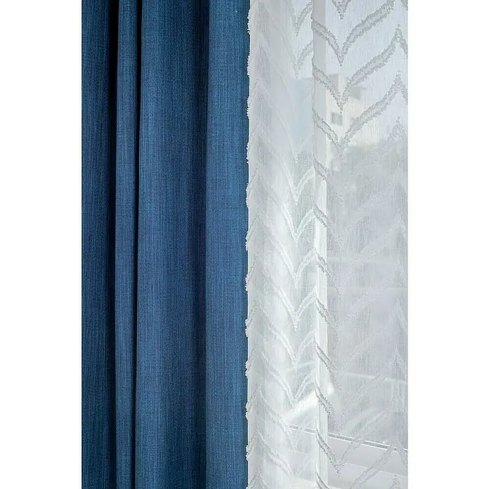 Cortina con ollaos Ornamental - An x Al: 140 x 260 cm, Blanco - Primer plano de cortinas con una pesada cortina azul junto a un delicado visillo blanco con un diseño de galón que adornan una ventana.