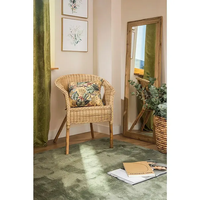 Cuadro Flor Aqua 1 - An x Al: 40 x 40 cm, 1 pzs. - Escena interior con una silla de ratán, espejo y alfombra verde que crean un ambiente acogedor.