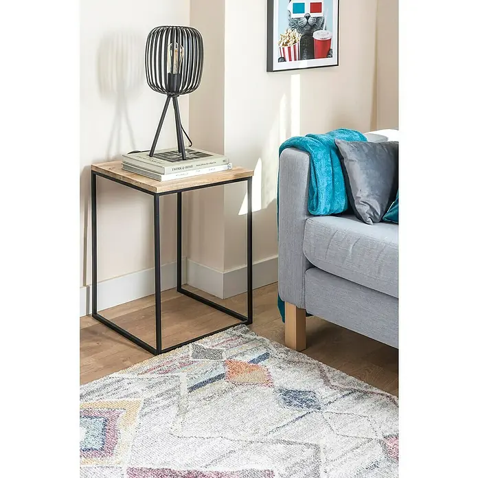 Eglo Romazzina Tischleuchte - 40 W, Schwarz, E27 - Moderner Beistelltisch mit Holzplatte, schwarzem Metallgestell und einer stilvollen Lampe, ergänzt durch einen Teppich in sanften Farbtönen.
