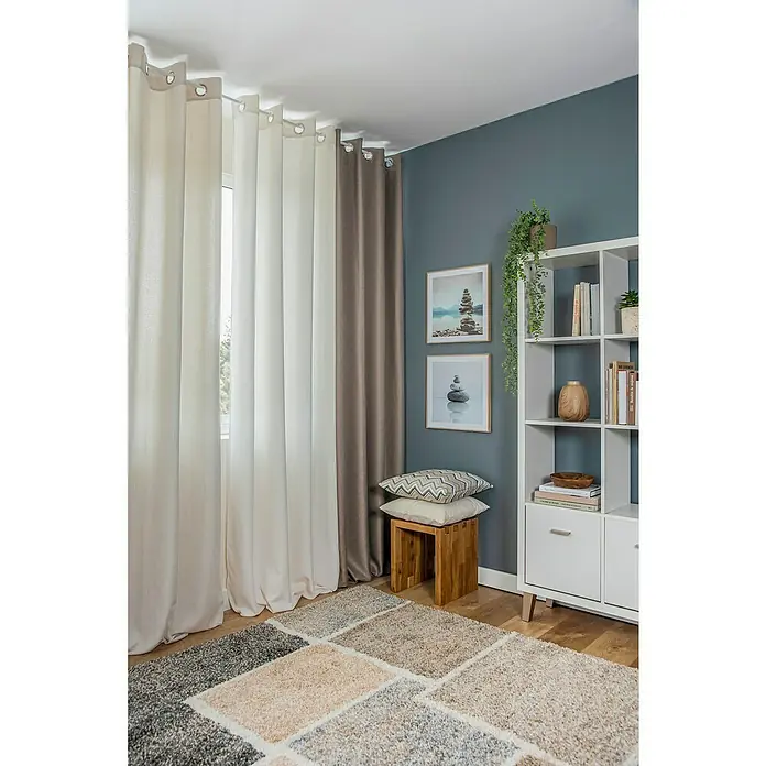 Cojín Zigzag - 45 x 45 cm, Textil, Gris, Cuadrado - Elegantes cortinas largas en tonos blancos y marrones con colgador de ojal, que iluminan una habitación con luz suave y una estética moderna.