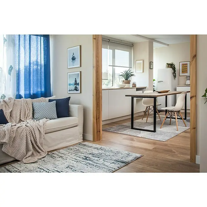Visillo para ventana Gorgina - An x Al: 140 x 260 cm, 100% poliéster, Azul - Acogedora sala de estar con una elegante alfombra que conecta armoniosamente el sofá y el comedor.
