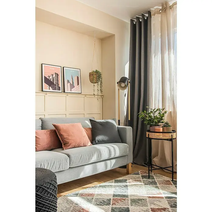 Eglo Hornwood Stehleuchte - Höhe: 140 cm - Wohnzimmer mit grauem Sofa, Kissen, Teppich und Dekorationen. Das gemütliche Ambiente lädt zum Verweilen ein. Die Farben harmonieren perfekt miteinander.