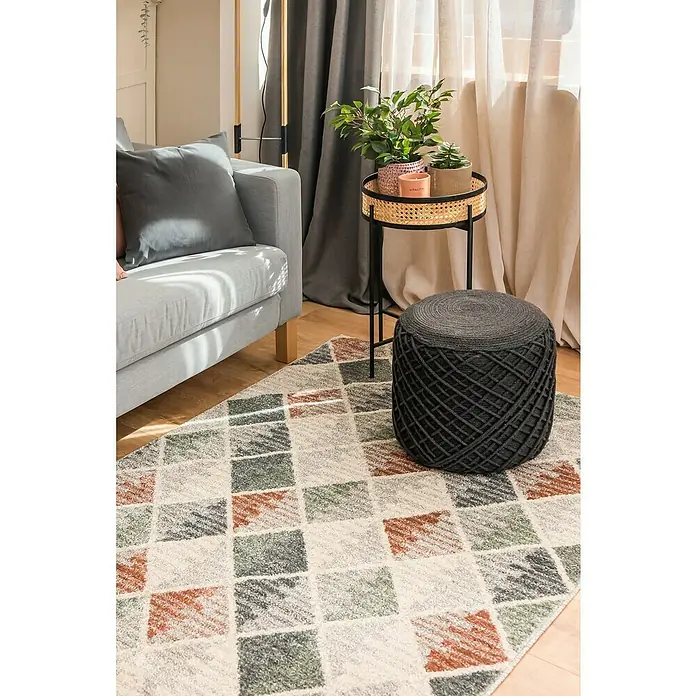 Cortina con ollaos Opaca - An x Al: 140 x 260 cm, Gris - Primer plano de una sala de estar con un sofá gris, una mesa auxiliar redonda con plantas y una alfombra estampada.