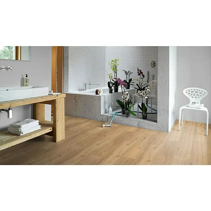 Parador Vinylbodenmuster Basic 30 Eiche Natur - 200 x 216 x 9,4 mm, Landhausdiele - Ein modernes Badezimmer mit hellem Holzboden, weißen Fliesen und einer eleganten Badewanne. Weiße Sanitäranlagen und Orchideen sorgen für eine entspannende Atmosphäre.