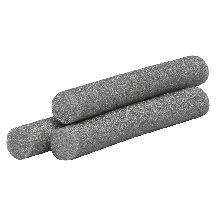 Solid Elements Fugenfüllprofil - Durchmesser: 10 mm, Länge: 5 m - Nahaufnahme von drei grauen Schaumstoffrollen, die übereinander gestapelt sind und deren Textur und Form betont wird.