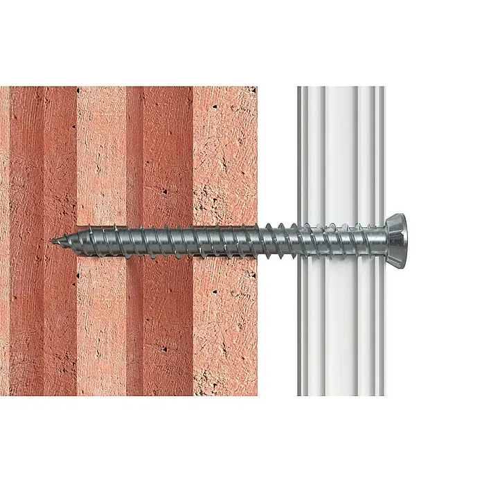 Solid Elements Montageschrauben - Länge: 152 mm, Passend für: Fenster- und Türenmontage, 6 Stk. - Nahaufnahme einer Schraube, die in eine Ziegelwand und einen weißen Kunststoffrahmen eingeschraubt ist, ideal für Bau- und Befestigungszwecke.