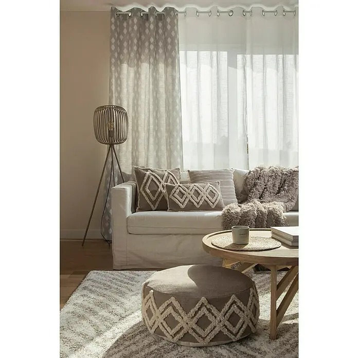 Cortina con ollaos Duko - An x Al: 140 x 260 cm, Perla - Acogedora sala de estar con alfombra beige, puf con motivo de rombos y cortinas a juego para un ambiente armonioso.