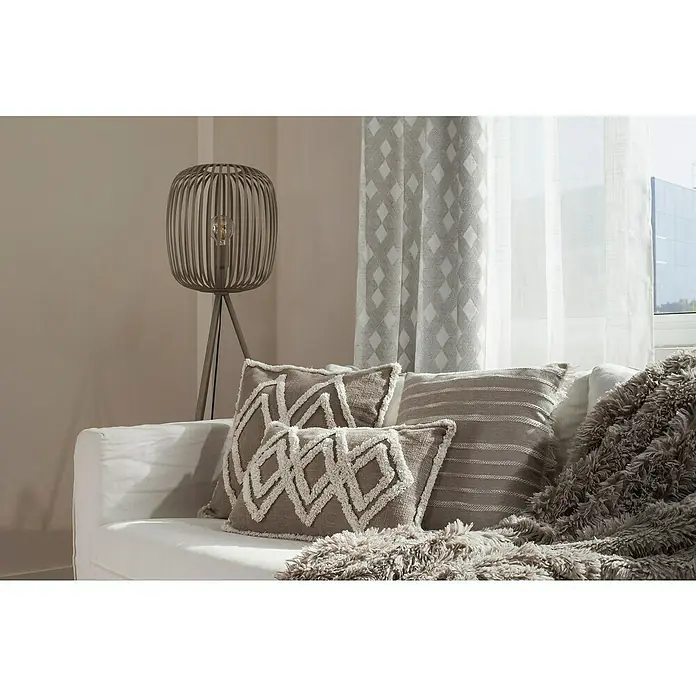 Manta para sofá Luxury - Multicolor - Escena de salón con un elegante trío de cojines decorativos sobre un sofá blanco, complementado con una elegante lámpara de pie y cortinas a juego.