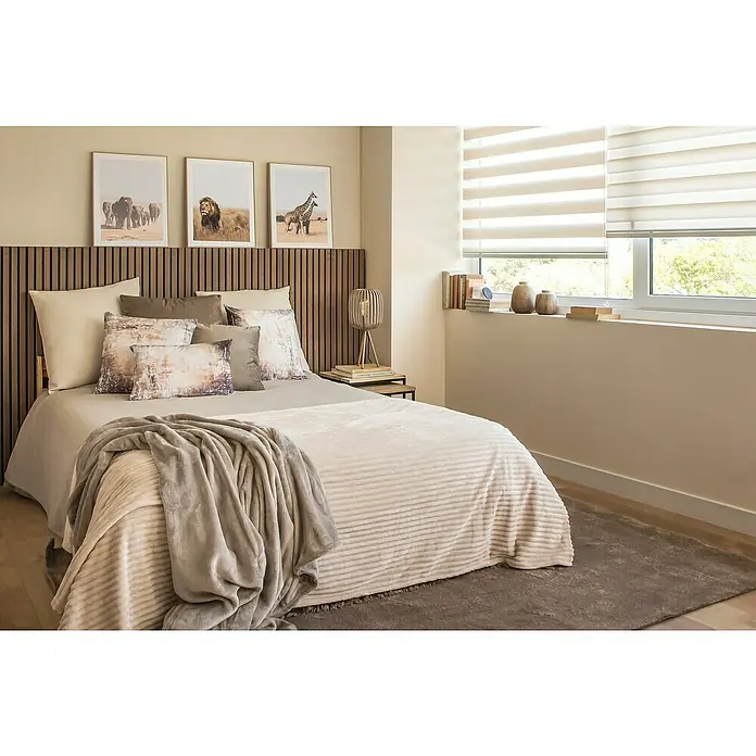 Manta para sofá Alpes - 180 x 200 cm, Poliéster, Beige - Acogedor dormitorio con una cama decorada con una colcha de rayas, cojines y una manta suave. La pared está decorada con tres cuadros de animales.