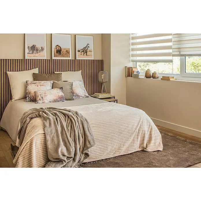 Manta para sofá Alpes - 180 x 200 cm, Poliéster, Beige - Interior de dormitorio con una cama king-size, almohadas decorativas, una manta suave y una alfombra, complementado con fotos de animales enmarcadas.
