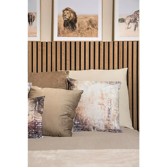 Cuadro León - An x Al: 40 x 50 cm, 1 pzs. - Elegante interior de dormitorio con cojines beige y paneles decorativos en la pared, acentuado por fotografías de animales en marcos elegantes.