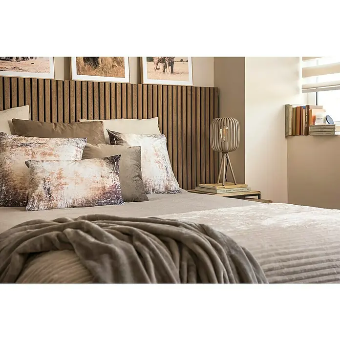Manta para sofá Alpes - 180 x 200 cm, Poliéster, Beige - Primer plano de una cama con almohadas y una lámpara decorativa. La cama tiene un aspecto acogedor y confortable.