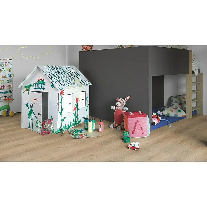 Parador Vinylbodenmuster Basic 30 Eiche Royal hell gekälkt - 200 x 216 x 9,4 mm, Landhausdiele - Ein Kinderzimmer mit einem bemalten Spielhaus aus Pappe, Spielzeug und einem Hochbett.