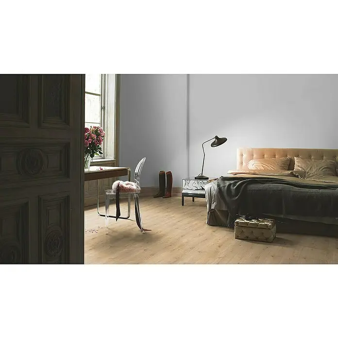 Parador Designbodenmuster Modular ONE Eiche pure hell - 200 x 194 x 8 mm, Landhausdiele - Schlafzimmer mit hellem Holzboden, Bett mit beigem Kopfteil, Schreibtisch am Fenster und Stuhl mit Fellauflage.