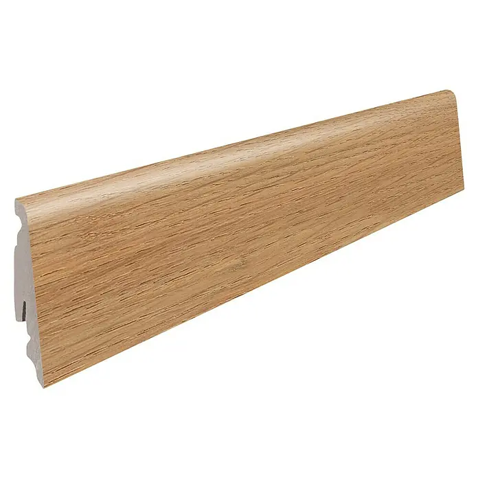 Living by Haro Sockelleiste Eiche Vernon - 220 cm x 19 mm x 58 mm, MDF - Nahaufnahme einer hellbraunen Holzfußleiste mit abgerundeter Oberkante und Nut-Feder-System für eine einfache Montage.
