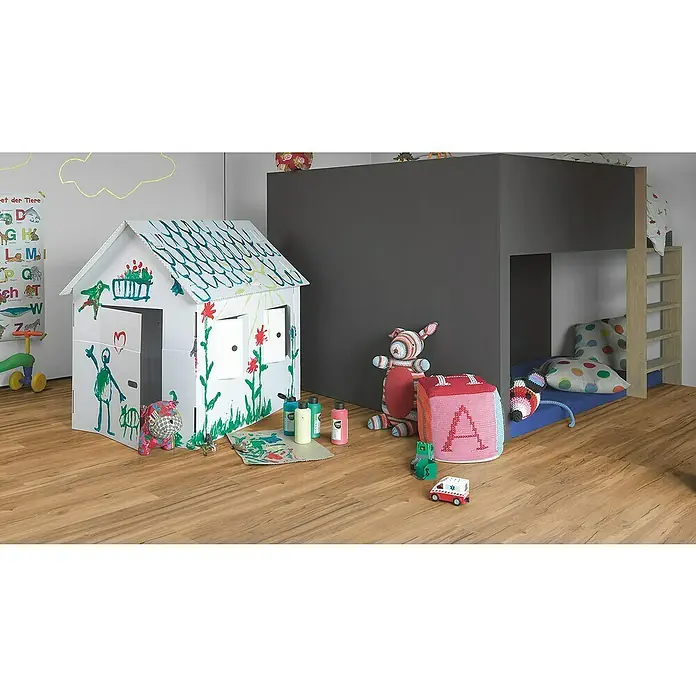 Parador Vinylbodenmuster Basic 5.3 Eiche Memory Natur - 200 x 225 x 5,3 mm, Landhausdiele - Kinderzimmer mit Spielhaus, Hochbett und bunten Spielsachen auf einem Holzboden. Das Spielhaus ist mit kindlichen Malereien verziert.