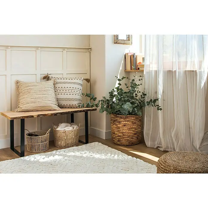 Cojín Dakira - 45 x 45 cm, Textil, Natural, Cuadrado - Entrada acogedora con un banco de madera rústica adornado con cojines, cestas de mimbre y una gran cesta llena de eucalipto.