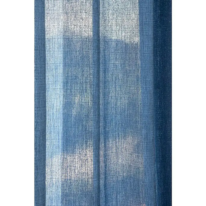 Visillo para ventana Gorgina - An x Al: 140 x 260 cm, 100% poliéster, Azul - Primer plano de una cortina azul translúcida, que permite filtrar una luz suave y difusa, destacando su textura delicada.