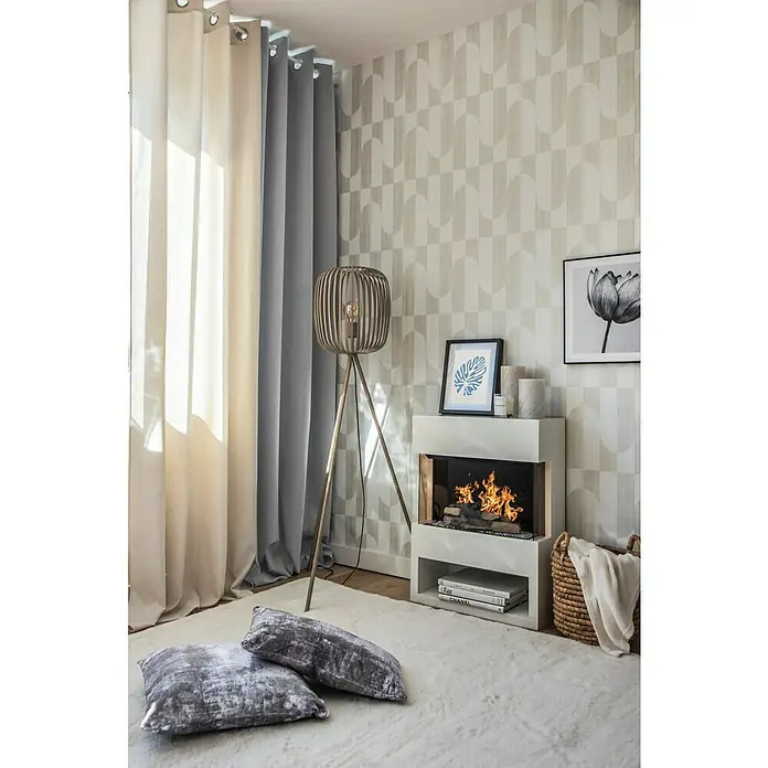 Voltomat HEATING Elektrischer Kamin Malmö - 1.500 W, Weiß, 25,1 x 55,6 x 76 cm - Gemütliches Wohnzimmer mit modernem Kamin, Stehlampe und weichen Kissen auf einem hellen Teppich. Dezente Vorhänge und Tapete ergänzen das Ambiente.