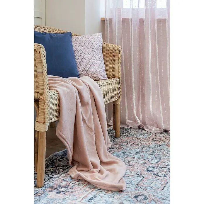 Cortina con ollaos Daniele - An x Al: 140 x 260 cm, Rosa - Rincón de lectura acogedor con silla de ratán, cojines azules y manta suave y rosa sobre una alfombra estampada.