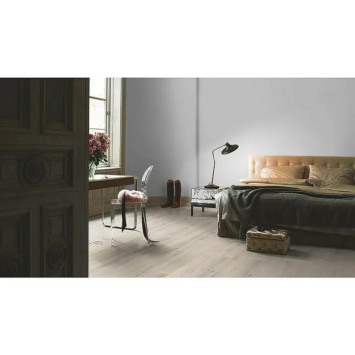 Parador Designboden Modular One - Eiche Urban weiß, Landhausdiele, 2.200 x 235 x 8 mm - Elegantes Schlafzimmer mit hellem Laminatboden, stilvoller Einrichtung und gemütlicher Atmosphäre für ein behagliches Wohngefühl.