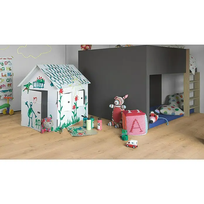 Parador Designboden Modular ONE Eiche pure Natur2.200 x 235 x 8 mm, Landhausdiele, Eiche pure Natur - Farbenfrohes Kinderzimmer mit selbst bemaltem Spielhaus aus Pappe und einem grauen Hochbett mit Leiter für fantasievolle Spielstunden.