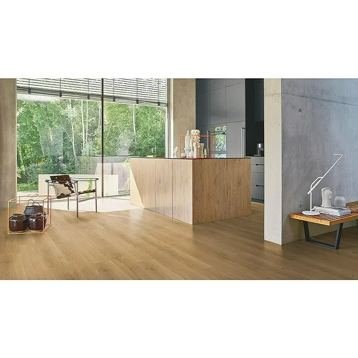 Parador Designboden Modular One - Eiche Spirit natur, Landhausdiele, 1.285 x 194 x 8 mm - Detailaufnahme eines modernen Innenraums mit hellem Laminatboden, der eine warme und einladende Atmosphäre schafft. Das Laminat verleiht dem Raum Eleganz.