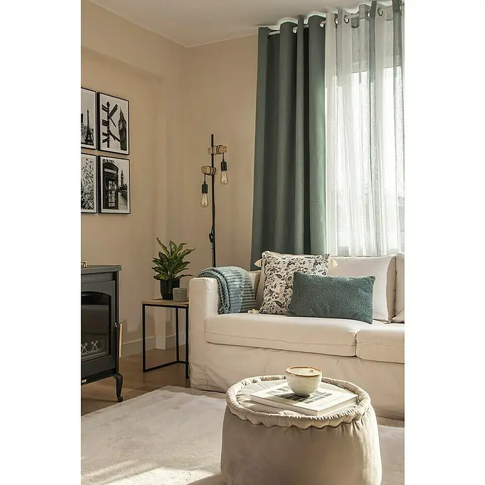 Eglo Townshend Stehleuchte - 20 W, Höhe: 166,5 cm, Braun/Schwarz, E27 - Wohnzimmer mit beigem Sofa, Kissen, Beistelltisch und Stehlampe. Die grauen Vorhänge sorgen für eine gemütliche Atmosphäre.
