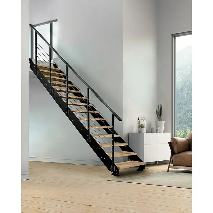 Atrium Wangentreppe Prosto - Farbton Metall: RAL 9005, Breite: 80 cm, Eiche, Geschosshöhe: 274,5 cm - 285 cm - Eine moderne Treppe mit Holzstufen und schwarzem Metallgeländer fügt sich stilvoll in ein helles Interieur ein.