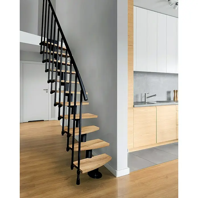 Atrium Raumspartreppe Mini Plus Vertical - Farbton Metall: RAL 9005, Breite: 60 cm, Eiche, Geschosshöhe: 222 cm - 300 cm - Eine moderne Treppe mit Holzstufen und schwarzem Geländer, die in einem hellen, modernen Raum Eleganz verleiht. Blickfang im Interieur.