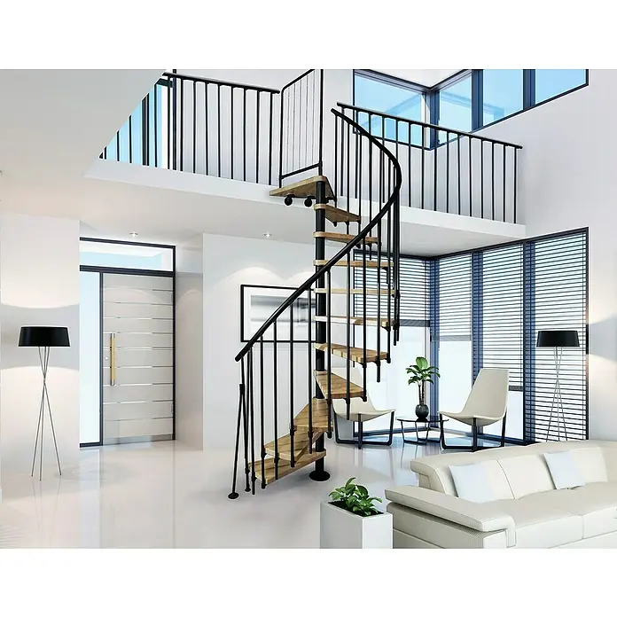 Atrium Spindeltreppe Novo - Farbton Metall: RAL 9005, Durchmesser: 140 cm, Eiche, Geschosshöhe: 271,4 cm - 313,5 cm - Elegante Wendeltreppe aus Holz und Metall, die sich in einem modernen, hellen Raum befindet und zum oberen Stockwerk führt.