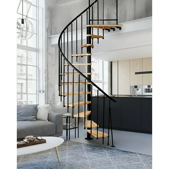 Atrium Spindeltreppe Novo - Farbton Metall: RAL 9005, Durchmesser: 140 cm, Eiche, Geschosshöhe: 271,4 cm - 313,5 cm - Eine elegante Wendeltreppe aus Holz und schwarzem Metall fügt sich nahtlos in ein modernes Wohnzimmer mit industriellem Flair ein.