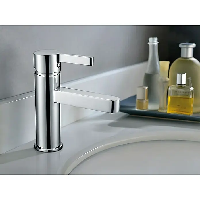 IO Grifo de lavabo Fussion - Cromo, Brillante - Primer plano de un grifo cromado brillante en un lavabo, que muestra un diseño moderno y una artesanía de calidad.