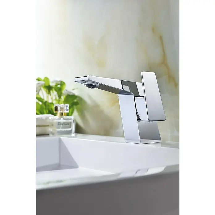 IO Grifo de lavabo Atrio - Cromo, Brillante - Grifo de baño moderno cromado con líneas limpias y un diseño minimalista, perfecto para un baño elegante.
