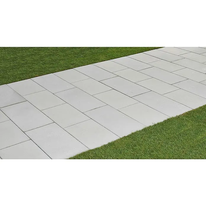 EHL Gehwegplatte - 60 x 40 x 5 cm, Grau, Beton - Nahaufnahme eines Gartenwegs mit hellgrauen Pflastersteinen, umgeben von grüner Rasenfläche. Perfekt für stilvolle Gartengestaltung und Außenbereiche.