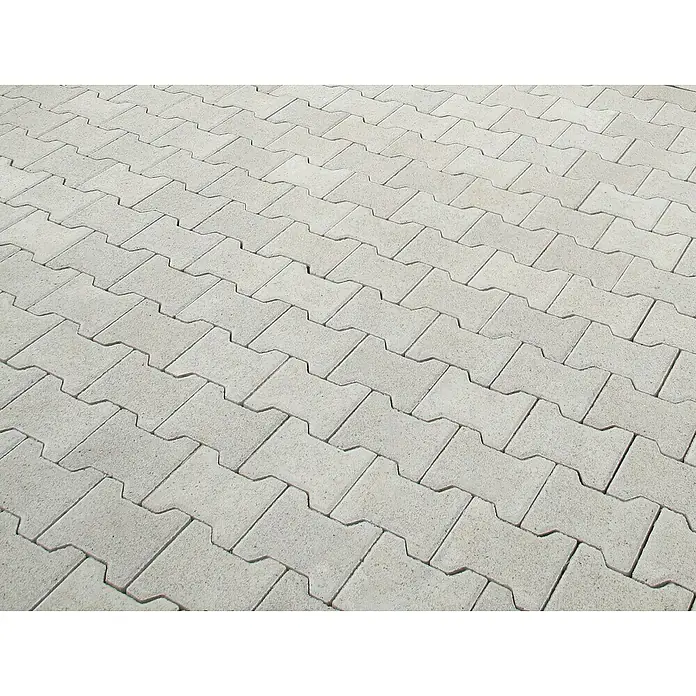 EHL Pflasterstein Doppel-T - Grau, 16,5 x 20 x 8 cm, Normalstein - Nahaufnahme eines mit grauen Pflastersteinen im Fischgrätenmuster gepflasterten Weges, die eine robuste und optisch ansprechende Oberfläche zeigen.