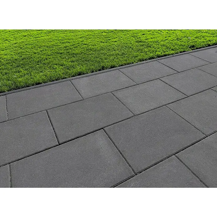 EHL Gehwegplatte - 60 x 40 x 5 cm, Anthrazit, Beton - Graue Pflastersteine bilden einen attraktiven Gehweg neben saftig grünem Rasen. Die Steine sind rechteckig und sauber verlegt.