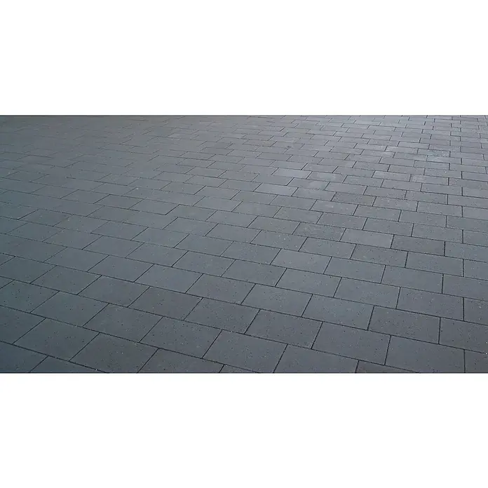 EHL Pflasterstein Cortona - Anthrazit, 30 x 20 x 8 cm, Rechteckig - Nahaufnahme von grauen Pflastersteinen, die ein fortlaufendes Muster auf dem Boden bilden und Textur und Tiefe in der Landschaftsgestaltung zeigen.
