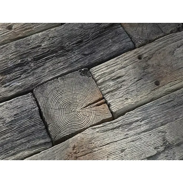 EHL Gehwegplatte Bahnschwelle22,5 x 22,5 x 4 cm, Naturbraun-grau, Beton - Nahaufnahme einer Holzpflasterfläche mit Baumstammstücken, die ein rustikales und natürliches Designelement für den Außenbereich bieten.