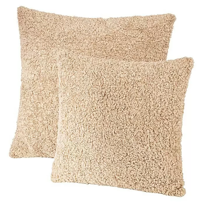 Kissen Teddy - Braun, 45 x 45 cm, 100 % Polyester - Zwei flauschige beigefarbene Dekokissen.