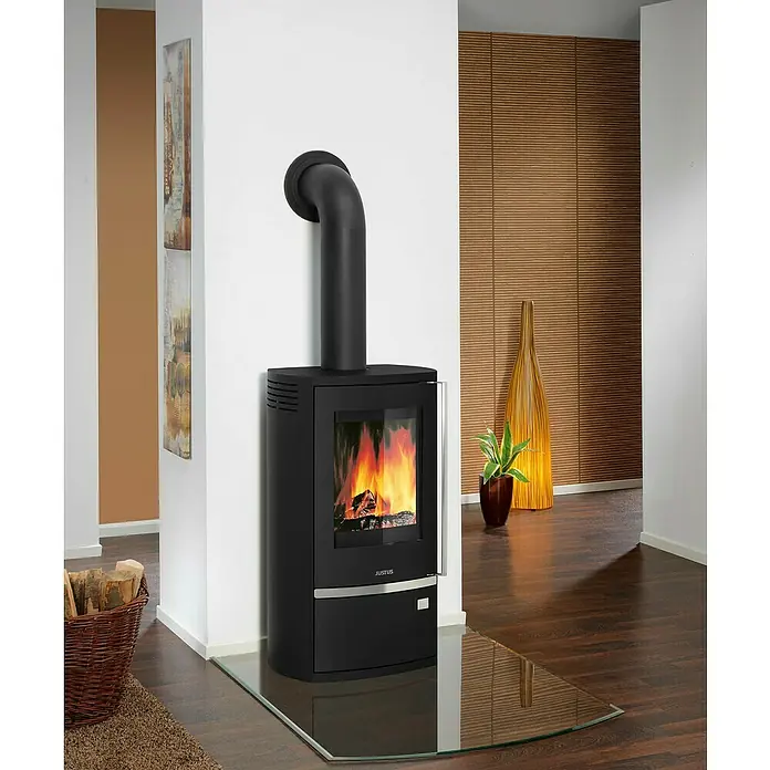 Justus Kaminofen Reno R - 6 kW, Raumheizvermögen: 124 m³, Material Verkleidung: Stahl, Schwarz - Elegantes, schwarzes Justus Kaminofen-Modell mit Glasplatte, das Wärme und Stil in jeden Raum bringt. Brennendes Feuer im Ofen sorgt für Atmosphäre.