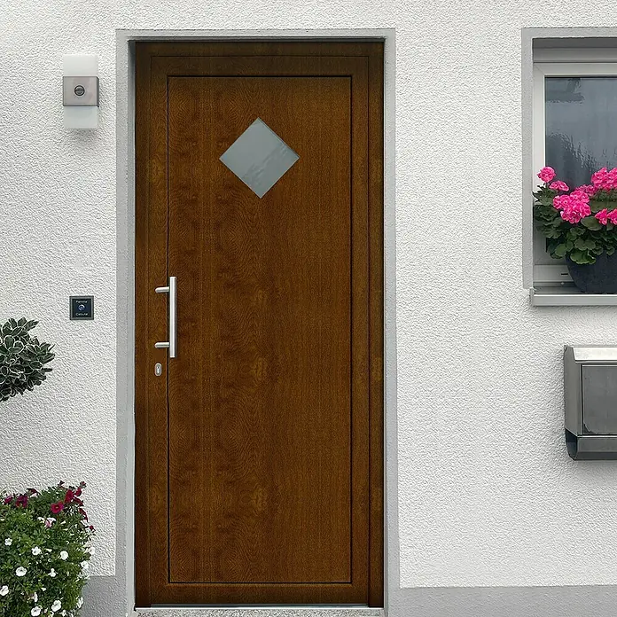 Nebeneingangstür100 x 200 cm, DIN Anschlag: Links, Golden Oak/Weiß - Braune Haustür mit Griff und quadratischem Fenster in einem weißen Gebäude mit Blumenschmuck.