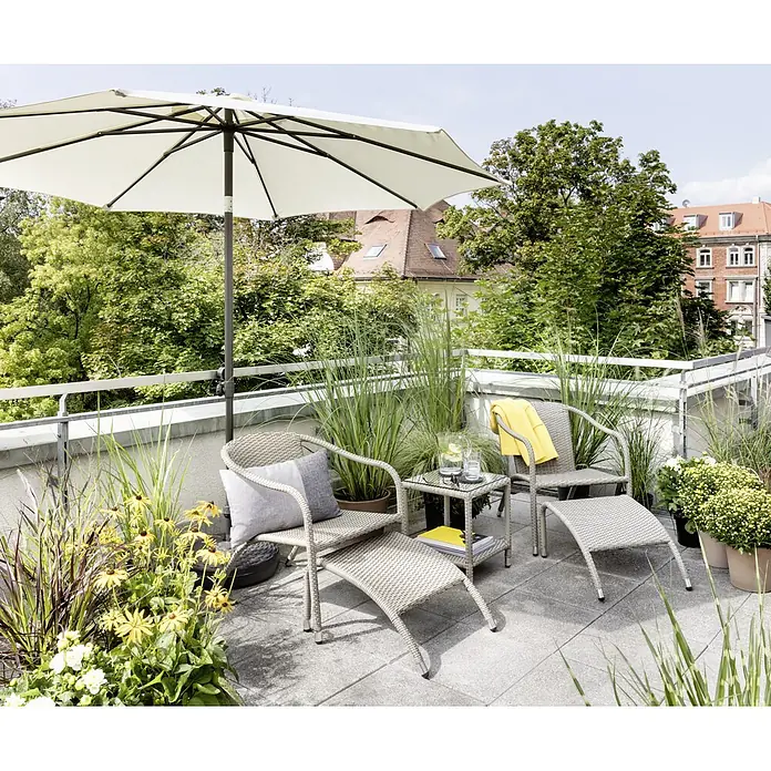 Sunfun Marktschirm rund Torino - Natur, Durchmesser Bespannung: 270 cm - Balkonmöbel-Set mit zwei Stühlen, Fußstützen, Tisch und Sonnenschirm auf einer sonnigen Terrasse.