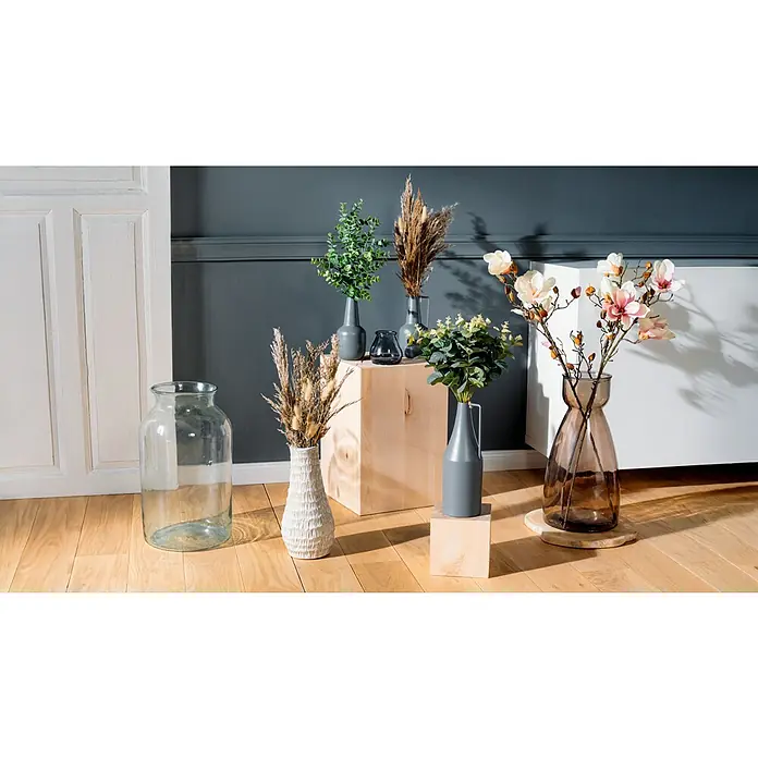 Vase Vienne - Ø x H: 25 x 44 cm, Glas, Transparent - Eine Auswahl an Vasen in verschiedenen Formen und Größen, einige mit Blumen, arrangiert auf einem hellen Holzboden.
