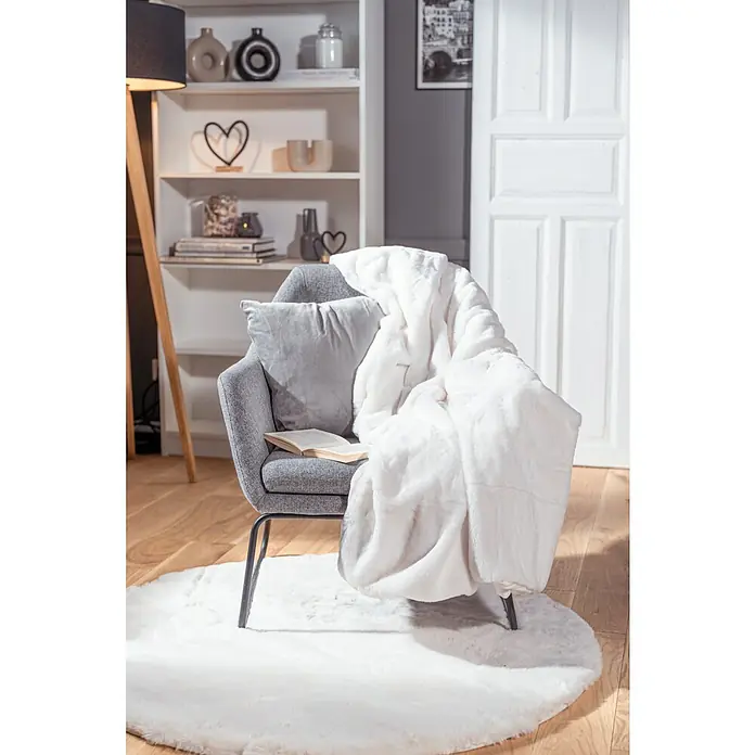 Manta para sofá Happy - 150 x 200 cm, Blanco - Cómoda butaca con una manta suave y almohada sobre una alfombra esponjosa. Ideal para relajarse y leer en la sala de estar.